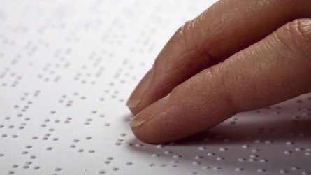 Braille: Método de escrita e leitura para cegos, que utiliza do tato e elevações no papel (ou no material usado). 